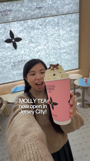 cass | nyc foodie 🥢 on Instagram: "🌸 MOLLY TEA OPENS IN JERSEY CITY 🌸 💛 follow @casserolebites for places to text your friends about ✨ so hype about @mollytea_nj!! their soft opening is officially on january 9 so go check em out 😙 everything i tried (🫶🏼 = my faves): -snowy jasmine 🫶🏼 -pistachio jasmine coco -hot champaca milk tea **i think 50% sugar is good enough for all drinks 🏷️ #newjersey #jerseycity #boba #newopening #bubbletea milk tea boba recommendation viral teas jasmine cream
