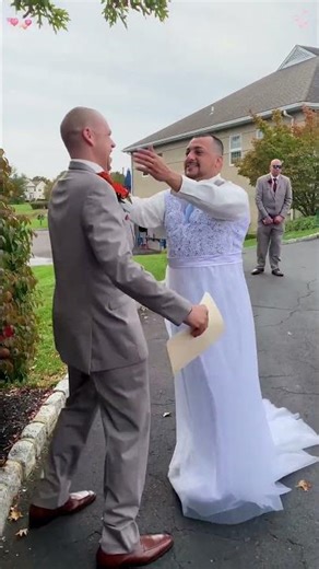 The best man dressed up in a wedding dress and pranked the groom