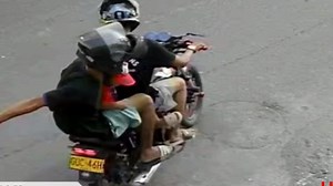 270K views · 5.2K reactions | #ATENCION Delincuentes transportando a un niño en una motocicleta cometieron un hurto en el barrio La Rioja de Neiva. Le está enseñando al menor como ser un atracador. En video quedo registrada la placa de la moto. Ayudenos a ubicar a estas ratas!!! #ATENCION #Delicuentes #neiva #neivahuila #neiva #Denuncia #DenunciaCiudadana | Huila Noticias1 | Facebook