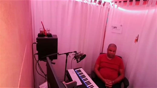 Mon réseau de trains miniatures à l’échelle N, Partie 2 Découpage, vissage, perçage et assemblage du plateau (Support inférieur) Je suis Manu, aveugle, professionnel du son et de l’informatique, mais aussi un grand passionné de ferroviaire. … et j’ai entrepris de construire mon réseau de trains miniatures. De l’élaboration à la construction du plateau, de la pose des voies au câblage, en passant par la modélisation complète du réseau uniquement dans ma tête… J’ai même dû rendre accessible un mat