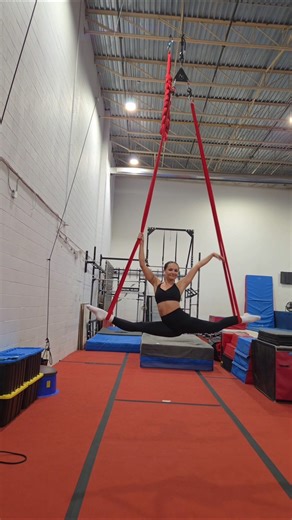 Aerial straps spinning routine + SPLIT