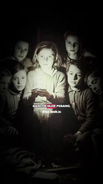 Hari ini lilin Advent pertama dinyalakan. Lilin kecil… tapi cahayanya membawa makna besar. Lilin ini disebut lilin pengharapan, juga dikenal sebagai lilin para nabi, karena para nabi menyalakan kembali keyakinan bahwa Mesias akan datang di tengah kegelapan dunia. Dan harapan itulah yang pernah dialami begitu nyata oleh banyak keluarga yang bersembunyi di bunker pada masa perang. Di tengah gelap yang menakutkan, satu lilin kecil pernah menjadi penghiburan terbesar— bukan karena nyalanya besar, ta