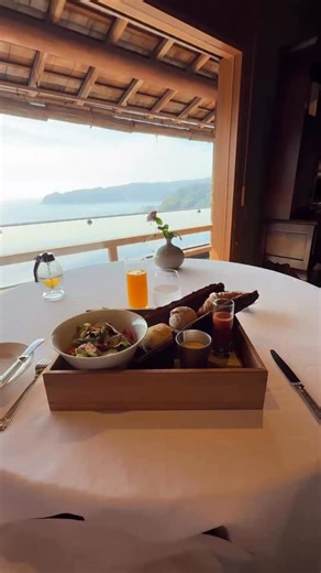 一休社員が泊まってみたシリーズ/ 一休の社員が実際に泊まってみた宿を動画でご紹介いたします。 今回は、【THE HIRAMATSU HOTELS & RESORTS 熱海】です。 次回の「こころに贅沢させる」旅にぜひご検討ください。 行きたいと思ったら保存してみてくださいね♪ -———————————————————————— 💡特徴 ・景勝地に佇むラグジュアリーな「滞在型レストラン」 ・ひらまつが贈る旬の食材を使ったフランス料理 ・13ある客室全てが、高台から相模湾を望むオーシャンビュー ・全客室にある温泉風呂で熱海の名湯を楽しめる ・日本の美を表現する現代の名工・木下孝一棟梁による数寄屋造りの建築 -———————————————————————— 📍アクセス 静岡県熱海市熱海1993-237 ・東京方面より：東名厚木I.C.下車、小田原・厚木道路、真鶴道路経由。東京から約90分 ・名古屋方面より：東名沼津I.C.下車、三島・熱函道路経由。沼津I.C.から約50分 ・東京駅から「東海道・山陽新幹線」で熱海駅まで約45分、名古屋駅からは「東海道・山陽新幹線」で熱海駅まで約1時間半