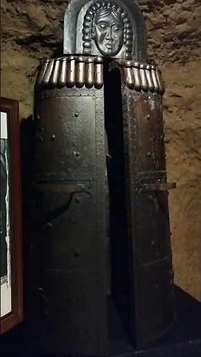 Extrem brutal. So wurden Frauen gefoltert. Die eiserne Jungfrau. #shorts #mittelalter #folter