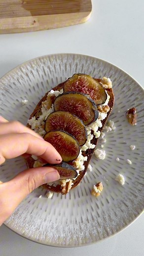 Faut vraiment que tu testes cette nouvelle recette 👇1 toast figue fêta - 1 tranche de pain -15g de fêta -4 noix- 1 cac de sirop d’érable- 2 figues 💡ce petit déjeuner peut aussi très bien servir de collation ✨Diététicienne et nutritionniste du sportif 💡Prise de rendez-vous en ligne🥑 Programme de rééquilibrage alimentaire 👉 Lien dans ma bio—#nutritiondessportifs #conseilnutritionnel #recettefacile #reequilibragealimentaire #mangerequilibrer #petitdejeuner #ideecollationhealthy #collation #ide