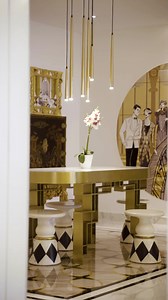 生日和纪念日除了要有仪式感，还要搭配华丽的氛围才完美✨ 带上你的爱人到【𝐀𝐫𝐭𝐞 𝐛𝐲 𝐓𝐡𝐨𝐦𝐚𝐬 𝐂𝐡𝐚𝐧】的GLAM主题客房，一起度过一个难忘的节日吧💖 . GLAM客房采用了白金色主题的室内设计，由金框镜子和抛光大理石地板打造出高级感，再搭配金色的金属家具和装饰，展现出1920年代的奢华和魅力✨ . 🔥你不能不知道的好康🔥 👉🏻现在使用Promo Code #ARTE10预约房间，即可享有10%的折扣🎉 👉🏻在入住酒店期间，只要在所有用餐时段到餐厅用餐，即可享有20%的折扣🎉 . 房间数量有限，赶紧点击以下链接跟我们预定吧！ 🔗预约房间：https://book-directonline.com/properties/ArtebyThomasChanDIRECT 📱布置房间请联系：013-3988815 . . . #artebythomaschan #artemontkiara #montkiara #arte #hotel #高级酒店 #约会地点 #庆祝生日 #纪念日 | Arte by Thomas Chan