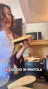 Ricetta super veloce ed estiva per le melanzane “alla parmigiana”! Sono al mare e ho poco tempo per stare ai fornelli, quindi ho ideato un piatto super leggero e golosissimo, pronto in pochi minuti. Si può anche realizzare in anticipo. 👉Il sugo DATTERINO lo trovi sul sito https://shop.cucinaevolution.it/13979-salsa-pronta-datterini-da-700-g.html | Chiara Manzi