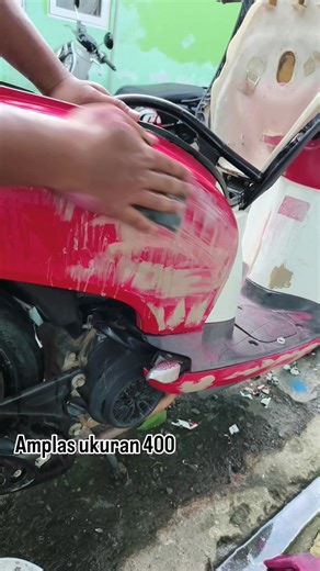 Pengamplasan Keseluruhan Body Scoopy untuk Modifikasi