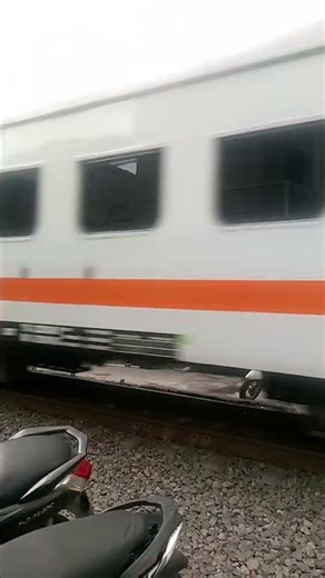 Numpang Lewat KA CL DHOHO