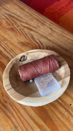 🎥 Processus création collier macramé – Atelier Reinette Du fil aux finitions : voilà comment un collier prend vie, noué à la main, étape après étape. 🌿 Un vrai aperçu du travail artisanal derrière chaque pièce. 💛 Disponible sur la boutique. #handmadejewelry #bijouxfaitmain #macramejewelry #bohojewelry #craftingprocess #behindthescenes #slowmade #atelierreinette | Atelier Reinette