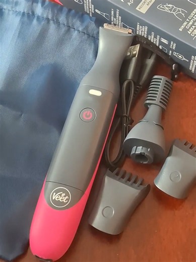 Descubre la recortadora eléctrica de Veet, la solución perfecta para dejar atrás los rastrillos. Con cabezal para cara y cejas, dos peines intercambiables y una bolsita para guardarla, es todo lo que necesitas para un cuidado personal completo. ¡Chécalo aquí en el carrito naranja! #RecortadoraVeet #CuidadoPersonal #AdiósRastrillos #Depilación #RegresoAClasesConTikTokShop Recuerda adaptar el guion a tu estilo personal y a cómo te gusta comunicarte con tu audiencia. Si necesitas más ayuda, ¡dímelo