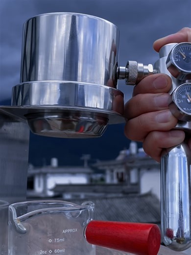 Espresso on the street? ☕🔥 No machine. No power. Just pressure. Fresh air, city noise, and a creamy espresso shot — this portable air-pressure coffee maker turns anywhere into a café. Backpack-friendly. Street-ready. Coffee bars are optional now 😉 👉 Would you use this outdoors or every morning? #espresso #portableespresso #coffeetok #coffeegear #streetcoffee #travelcoffee #outdoorcoffee #homebarista #coffeeasmr #specialtycoffee #fyp