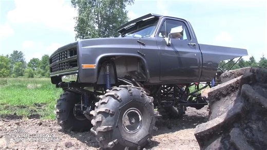 Checking out this beautiful square body mud truck out for its first rip in the mud. | Buddy713 - Michigan Motorsports