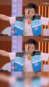 登高吃甜甜圈遊戲中，#杨迪 上演「霸總製服甜甜圈「的戲碼，最終用盡渾身解數終於咬到 In the donut-eating game, #YangDi performed the Boss Uniform Donut scene, and finally used all his strength to bite the donut. #你好星期六 #HelloSaturday #highlight #Hi6 #fun #funny #MangotvCelebrity #variety | Mangotv Celebrity