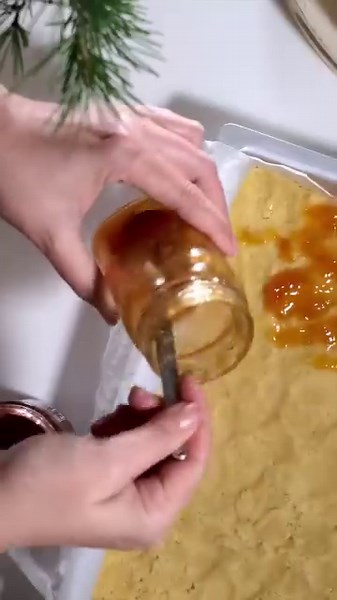 Linzer cookies shortbread или лесен коледен сладкиш Този сладкиш винаги е минавал някак по периферията на полезрението ми и никога не е предизвиквал възторг. Грешка! Наскоро мернах толкова апетитна снимка, че опитах. И беше любов от първа хапка - истински вкус на линцер сладки без цялото суетене и време. Опитайте и ще се влюбите ❤️ 200 г меко масло 130 г захар Лимонова кора 2 жълтъка 300 г брашно 1 чл бакпулвер Щипка сол Смлян кардамон Сладко по избор - едно или няколко различни Филирани бадеми 