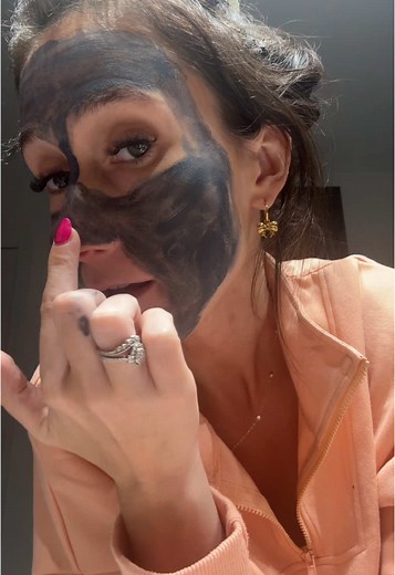 Routine de soin avec masque hydratant et charbon