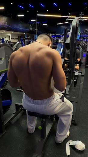 Owen Borbe on Instagram: "My 3 rules when training back • Good ROM Every set you should stretch at top of the lift and squeeze at the end. Get a full Range Of Motion on every rep. • Heavy Sets 8-10 Reps your back isn’t a “detail” muscle — it’s a power muscle group built to move heavy weight. If you want the wide, thick, dominant back that makes your waist look smaller in photos and makes you stronger on the field, heavy loading is non-negotiable. • 2 Sets Till Failure This is simply because by f