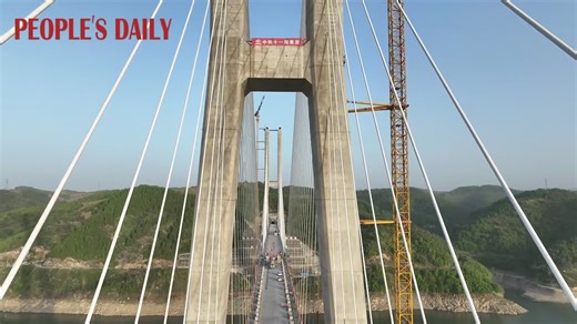 10K views · 72 reactions | Watch how a world-class bridge takes shape in China! The world's largest-span beam truss structure cable-stayed bridge has finished steel-truss girder installation in central China's Hubei. With a main span of 420 meters, the bridge is a key project for the 350-km/h, 255.76-km railway linking Xi'an in northwest China's Shaanxi with Hubei's Shiyan City. | People's Daily, China | Facebook