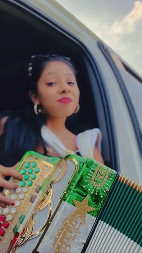 18K views · 1K reactions | Y como es el, Buena para tocar el acordeón Yaxeni Rivera Rivera ☘️❤️流 | Tutoriales para acordeon de teclas | Facebook