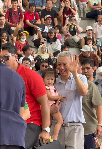 Lee Hsien Loong Explores Bird Paradise in Singapore