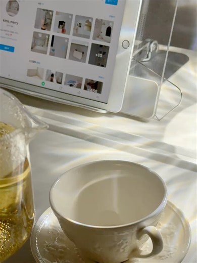 아들둘 + 워킹맘 + 집꾸미기 좋아하는 메리네 🫶🏻 on Instagram: "광고 l orbitkey 🍃 오롯이 나만을 위한 시간일때 펼치는 ”오비키 데스크매트“ 늘 가질 수 없는 워킹맘인 전 나만의 시간을 소중하게 쓰고 싶더라구요 ! 햇살이 들어오는 오후에는 따뜻한 커피 한잔이랑 모두가 잠든 밤에는 물 대용 마실 수 있는 차 한잔, 그리고 편하고 완벽함을 만들어 줄 오비키 데스크매트 🫶🏻 차분한 스톤 아이보리 컬러라 어디에나 잘어울리는 디자인과 색감으로 마그네틱 홀더로 케이블 선들은 고정시켜주어 깔끔하게 정돈 메트 상단 홈으로 볼펜 올려두면, 찾아다닐일 없구요 💚 중요한 쪽지나 사진은 안쪽에 보관할 수 있어 활용도가 높아요✨ @frame_seoul @arkofdesign_kt #오비키 #데스크테리어 #오비키데스크매트라지 #프레임 orbitkey 책상인테리어"