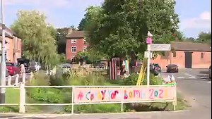 Just under 60 knitted sculptures and tapestries have been spread around Cosby in Leicestershire as part of a "yarn bombing festival." 🧶 Its aim is to improve wellbeing and reduce isolation for those in the village. 🧵 | ITV Central
