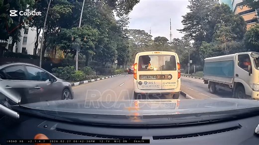 Please avoid jaywalking like this! Stay safe and use the proper cross junctions or overhead bridge | ROADS.sg