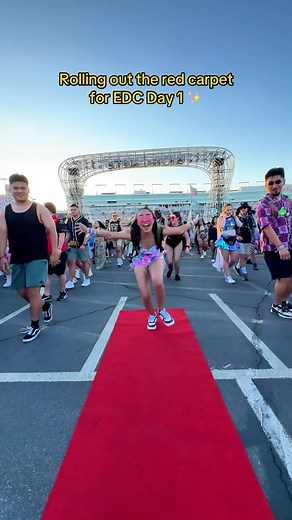 Everyones a celebrity under the electric sky ✨📸🎬 #edclasvegas #ravetok #redcarpet #edc #edclv