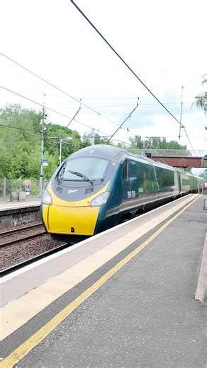 Avanti West Coast Pendolino London Euston to Glasgow Central passing Shieldmuir #wcml #pendolino