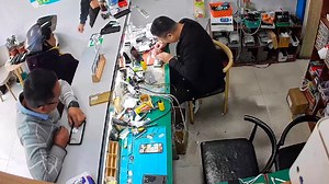 Handyakku explodiert: Feuerball trifft Mann im Gesicht