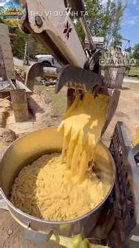 Làm mì ống phô mai tôm hùm khổng lồ bằng các loại máy công trường