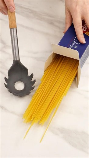 This spaghetti spoon has a secret function!