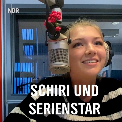 Hanna-Marie Hofmann spielt bei den Roten Rosen die Rolle der "Jolina Bergmann". In ihrer Freizeit pfeift sie im Schiedsrichter-Team in der zweiten Frauenfußballbundesliga. Im offiziellen Rote Rosen Podcast will Host Martin Tietjen natürlich wissen, was ihr größerer Traum ist: Schauspielerin oder Profischiedsrichterin? Jetzt den Podcast anhören und die Antwort erfahren: https://1.ard.de/rote-rosen-podcast?nds | NDR Niedersachsen