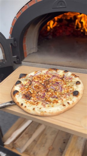 Aujourd’hui, plongez au cœur de l’action dans nos fours à bois. Regardez cette pizza se transformer : la pâte qui gonfle, les bords qui dorent, le fromage qui fond… le spectacle d’une pizza en pleine cuisson ! Avec une chaleur parfaitement maîtrisée et une flamme vive, nos fours offrent cette cuisson si caractéristique : rapide, authentique et pleine de saveurs. Ensuite, tout repose sur le talent du pizzaiolo : il peut transformer chaque pizza en un véritable délice… ou rater celle-ci !😅 👉 Dit