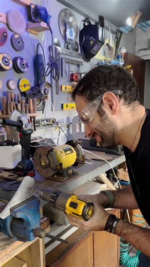 96K views · 2.8K reactions | Olha a FORÇA dessa FURADEIRA de BANCADA! Chegou mais uma ferramenta monstro na oficina do Manual do Mundo. O Jorge Passarote trouxe para gente uma furadeira de bancada. Ela é muito maior e mais forte que uma furadeira comum. Além de ser super precisa, por furar a 90 graus, ainda tem controle de velocidade. Perfeita para furar metal. Passarote | Manual do Mundo | Facebook