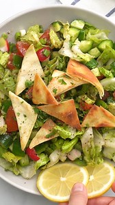 RECIPE: https://feelgoodfoodie.net/recipe/lebanese-fattoush-salad/ This Lebanese Fattoush Salad is the quintessential salad that you’ll find at all Lebanese restaurants! | Feel Good Foodie