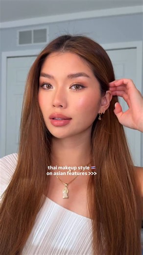 THAI MAKEUP STYLE 🇹🇭 one of my favorite makeup styles! from one of my favorite countries!! ❤️ shimmery golden eyes, thin nose contour, peachy cheek apples, and peachy nude lips 🥭 PRODUCTS 🥭 @colorcl.official eye contacts in cinnamon @narsissist light reflecting foundation in deauxville @tower28beauty swipe serum concealer in IE @emcosmetics so soft multi faceplay contour in Terra @toocoolforschool_official rodin shading contour powder in neutral @milanicosmetics baked blush in luminoso @nyxc