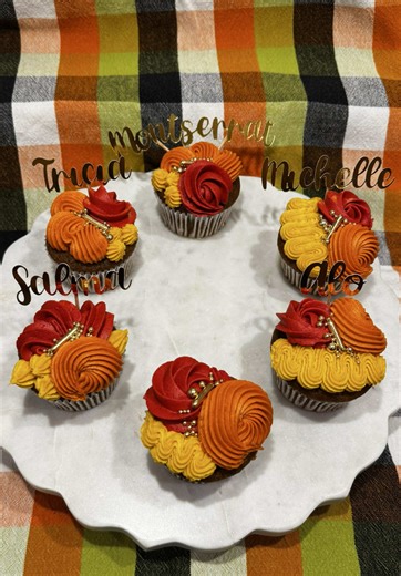 Pretty fall cupcakes for pretty girls 🥰🍂 Flavors: pumpkin spice cupcakes with cream cheese filling #fall #thanksgiving #cupcakes #smallbusiness #fallvibes