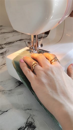 Learn to make Scrunchie. Tutorials for making Scrunchie #diy #scrunchies #tutorials #creativity #art