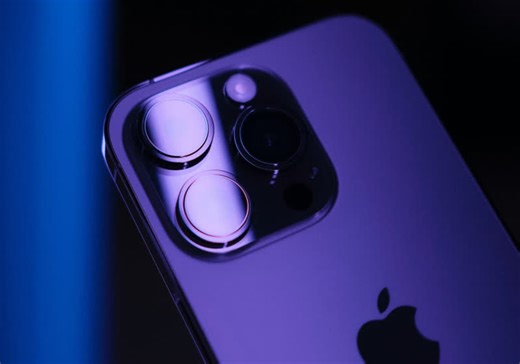 Most Apple iPhones in the US are sold through carriers