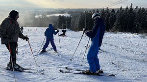 Les pistes de luge et de ski alpin sont ouvertes à Ovifat grâce au canon à neige (vidéo & photos) - RTBF Actus