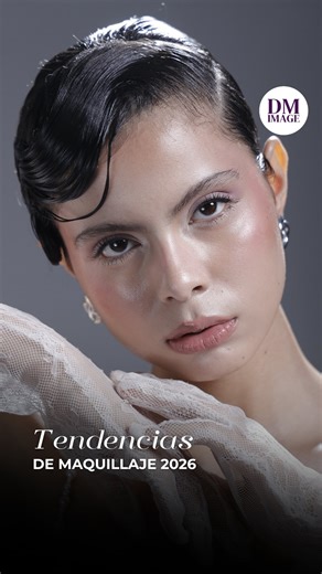 Cursos de Asesoría de Imagen | Maquillaje | Moda & Más on Instagram: "TRENDS DE MAQUILLAJE EN 2026 Según @cosmopolitan esto es una pincelada de lo que veremos en 2026 en maquillaje. 🚨Noticias... ¡El clean look no ha muerto! Sólo se reinventó y la llamaron “Supermodel skin”. También seguiremos viendo los labios con degradado o estilo coreano. 📰Lo nuevo es el Y3K y el maquillaje con tonos fríos (polos opuestos). El primero, tiene sombras de ojos cargadas, coloridas y brillantes, en contraste con