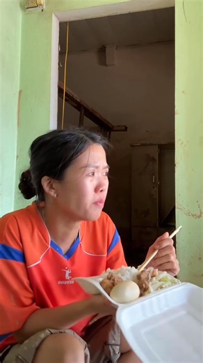 231K views · 3.9K reactions | Một chủ spa tại Thái Nguyên nghẹn, gần như mất trắng, ăn suất cơm cứu trợ sau 4 ngày mưa lũ mà đắng quá 凉 Via: Theanh28 | Hoàng Nguyên Vũ | Facebook