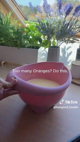 🍊 Der saftigste Orangenkuchen – einfach, schnell & unglaublich lecker! 😍 Zutaten: ✨ 250 g Mehl ✨ 150 g Zucker ✨ 1 Päckchen Backpulver ✨ 1 Päckchen Vanillezucker ✨ 3 Eier ✨ 100 ml neutrales Öl ✨ 150 ml frisch gepresster Orangensaft ✨ Abrieb von 1 Bio-Orange Zubereitung: 1. Backofen auf 180 °C Ober-/Unterhitze vorheizen. 2. Alle Zutaten 2–3 Minuten zu einem glatten Teig verrühren. 3. In eine gefettete Kastenform füllen und 45–50 Minuten backen. 4. Den noch warmen Kuchen mit 50–100 ml Orangensaft