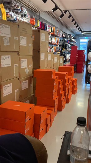 CLEAT COLLECTION 2026 ALERT 🚨! Ever wondered how we deal with a big delivery? It was an (organised) chaos but fun to see all the new cleats! Are you curious what we have in stock? Make sure you check out our website #nikebaseball #newbalance #foryour #baseball #fastpitch
