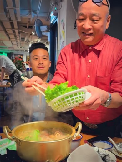 Leon Chua on Instagram: "Tung Po 東寶小館!! Seems like I know Robby and 東寶 forever. Those who have visited would to. 大排檔 style food x charismatic 大佬 Robby Cheung, who dresses much younger than he is, the life of any party, does moonwalks and splits, teaches you the party trick of popping 藍妹 (Blue Girl Bottled Beer) with a chopstick and takes tons of wefies! The 東寶 and Robby I first knew was way back when they were still on the second floor of Java Road Wet Market and before they got featured and pop
