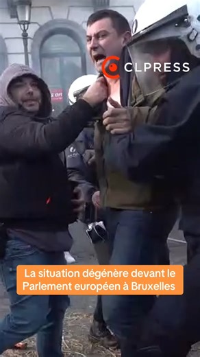 CLPRESS on Instagram: "Des échanges tendus entre agriculteurs et policiers à proximité du parlement européen ont émaillé les manifestations à Bruxelles ce jeudi 18 décembre 2025, à l'occasion du sommet de l'Union européenne (UE), contre l'accord de libre échange du MERCOSUR et pour l'assouplissement des nombreuses réglementations qui pèsent sur les agriculteurs. #Bruxelles #AgriculteursEnColere #Mercosur #Agriculteurs #Europe #UE #Manifestation #ColereAgricole #Dermatose #DNC #Eleveurs #Paysan #
