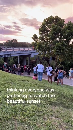 When the sun goes down one of the largest year-long colonies of Mexican free-tailed bats in Texas emerge from underneath this Houston to stretch their wings resulting in a surreal sunset spectacle!🦇🦇 ⁠https://bit.ly/sunset-htx 📸@instagram.com/ariblossm | Secret Houston