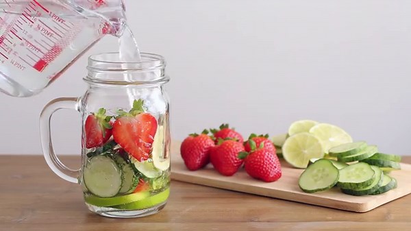 5 Simple Detox Waters for Weight Loss & Cleansing (With Recipes)