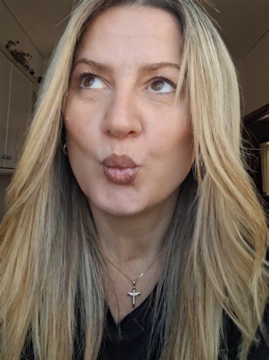 Τα ψυχοσωματικα είναι ύπουλα παιδιά... Πέρσι που λέτε υποσχέθηκα στον εαυτό μου να μην με ξανά πιέζω για κανέναν, τα κατάφερα στο 50% (γιατί ο άνθρωπος δεν αλλάζει) αλλα φέτος ξανά δίνω την ίδια υπόσχεση και μάλιστα να το πραγματοποιήσω 100% -Η συμβουλή μου? ΝΑ ΣΕ ΑΓΑΠΑΣ ΠΟΛΥ, ΚΑΙ ΜΑΚΡΥΑ ΑΠΟ ΤΟΞΙΚΟΥΣ ΑΝΘΡΩΠΟΥΣ 🙏♥️ #LOVEYOURSELF #kiss #health #strongwomen #humor